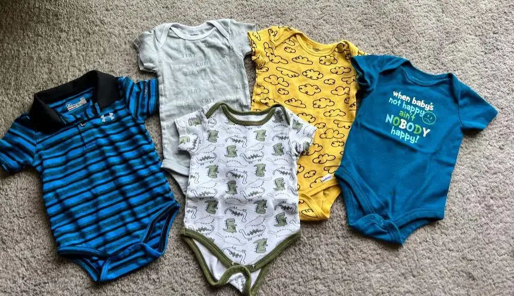 (#17)  5 Baby Bodysuits & Under Armour Polo and Gerber (Size 6-9M)